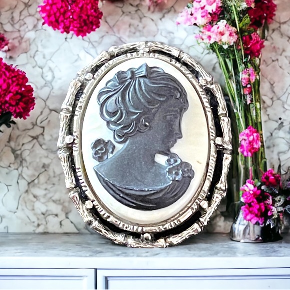 Vintage antiqued silver tone resin silouette cameo pendant brooch - Picture 2 of 4